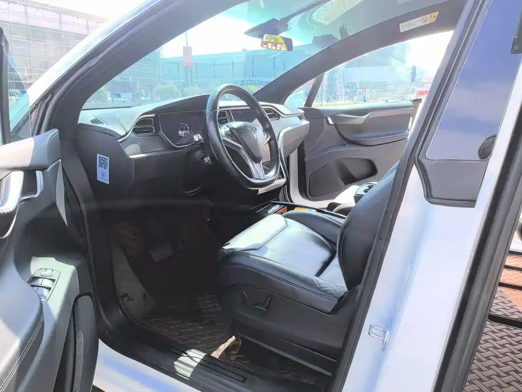 Tesla Model X — миниатюра 14