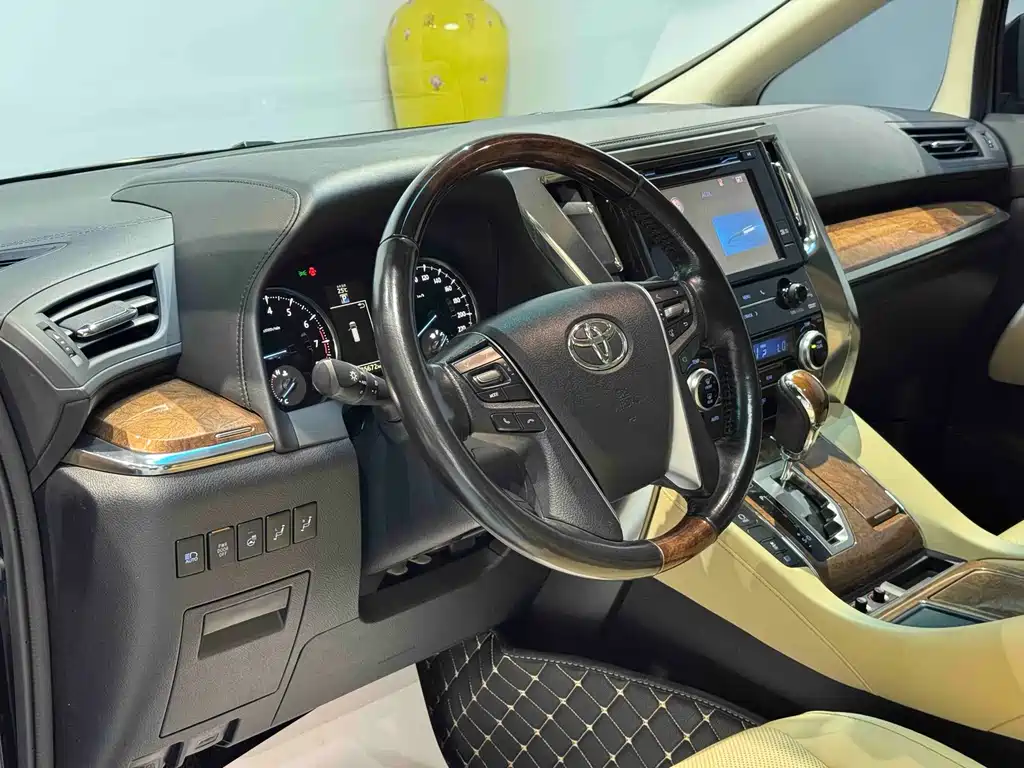 Toyota Alphard — миниатюра 18