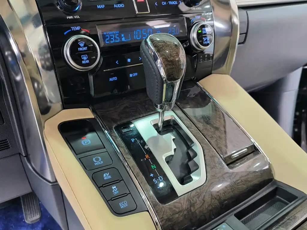 Toyota Alphard — миниатюра 10