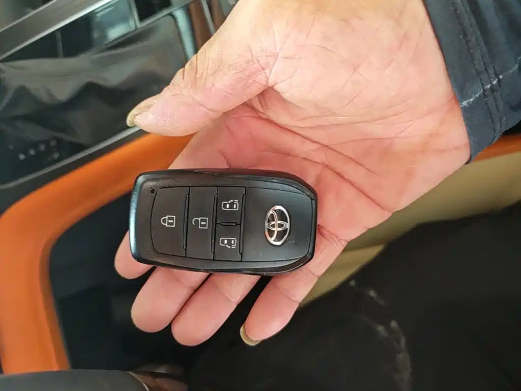 Toyota Granvia — миниатюра 9