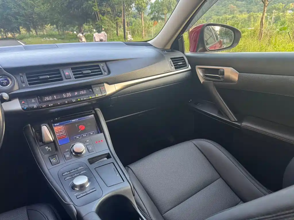 Lexus CT — миниатюра 10