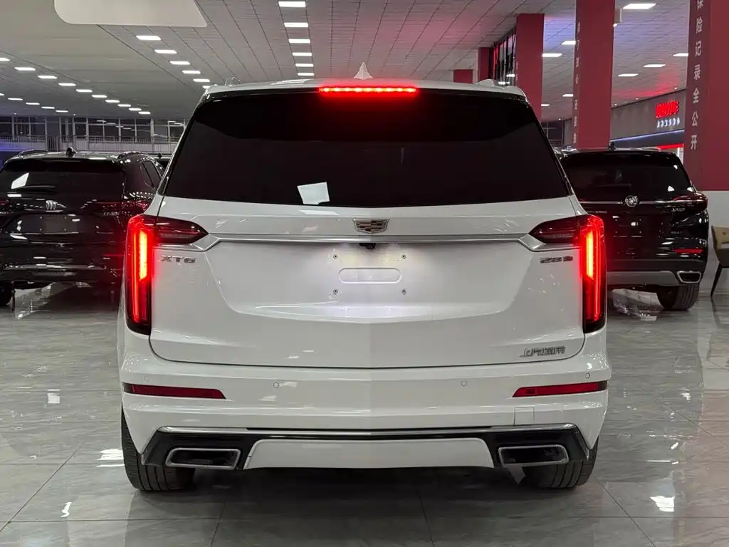 CADILLAC XT6
