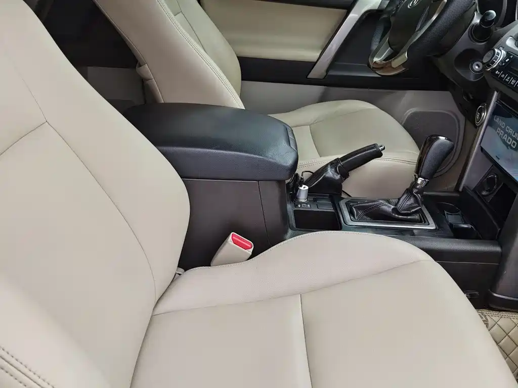 Toyota Land Cruiser Prado 2010 2.7L AT Luxury