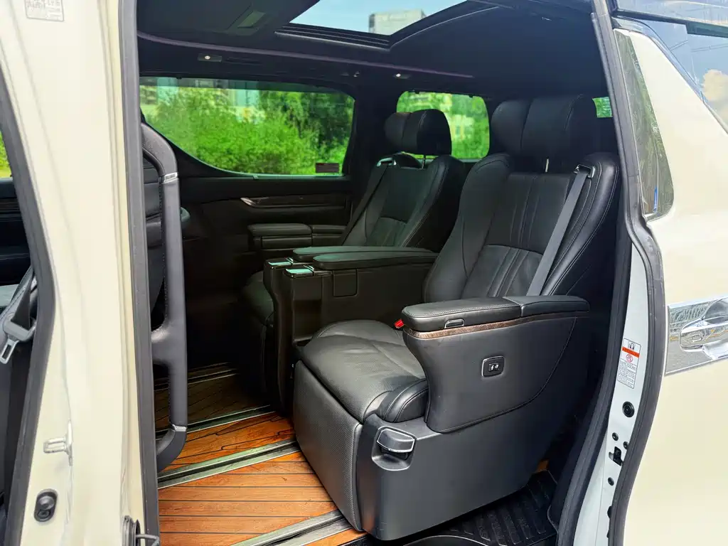 Toyota Vellfire — миниатюра 14
