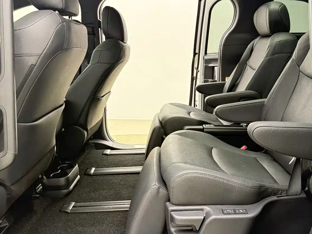 Toyota Sienna — миниатюра 6