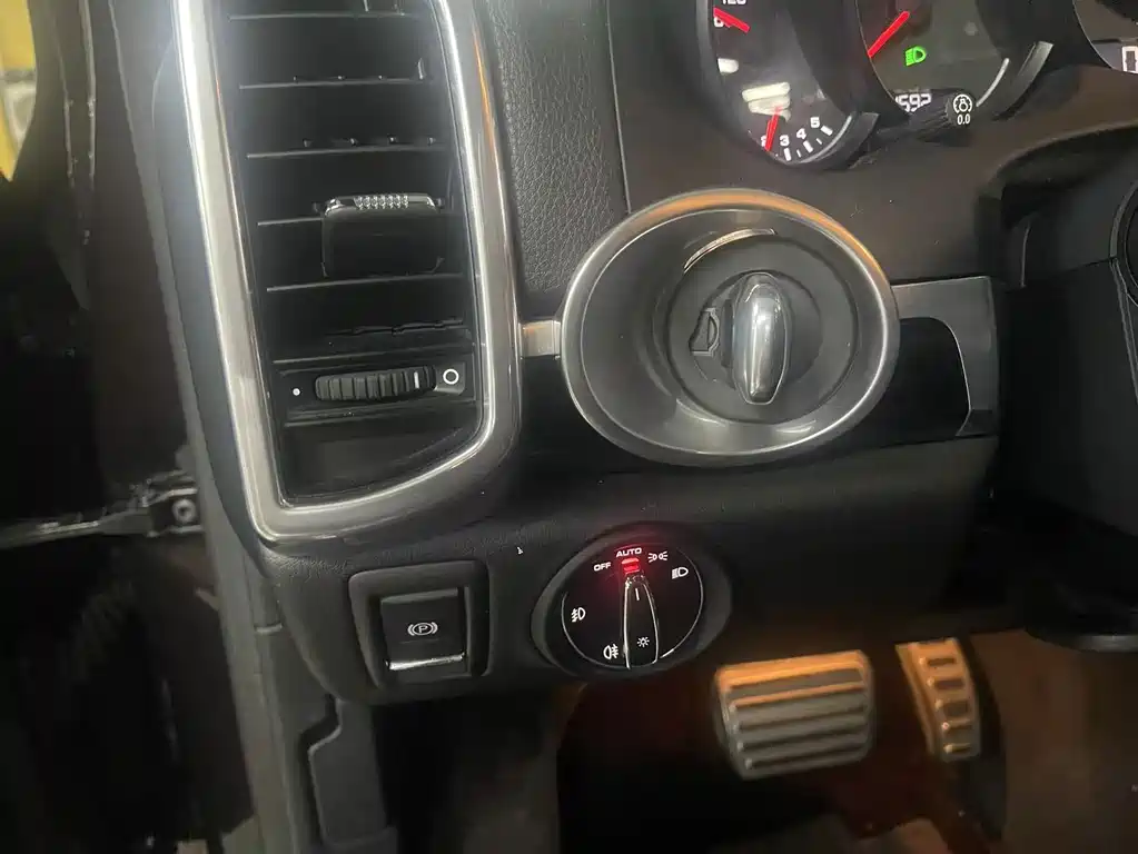 Porsche Cayenne — миниатюра 12