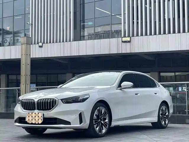 BMW 5-Series — фото 1