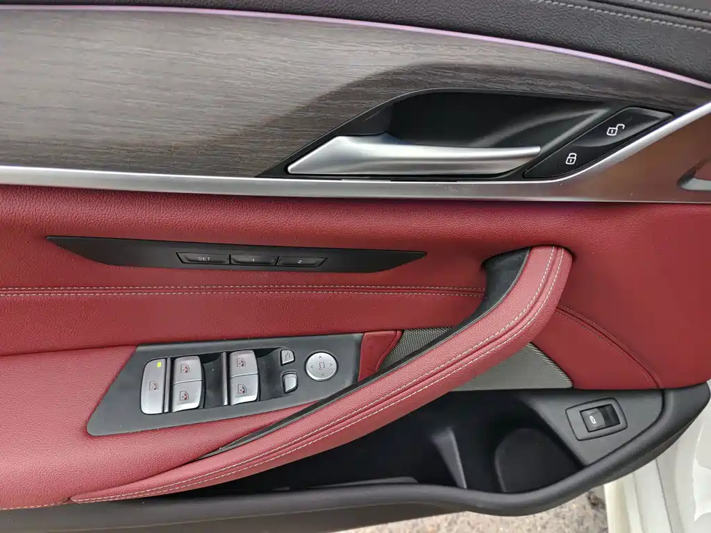 BMW 5 Series — миниатюра 7