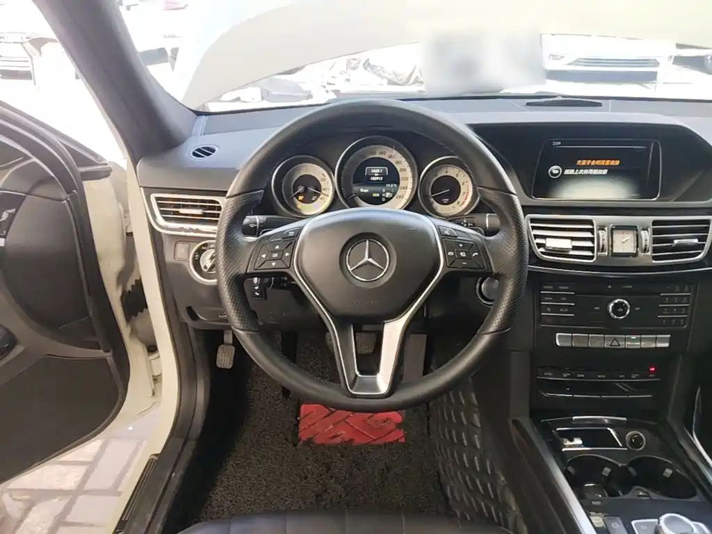 Mercedes-Benz E-Class — миниатюра 11
