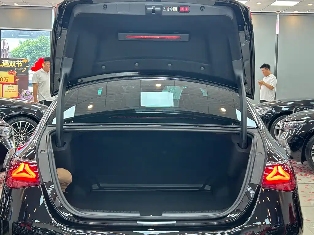 Mercedes-Benz E-Class — миниатюра 7