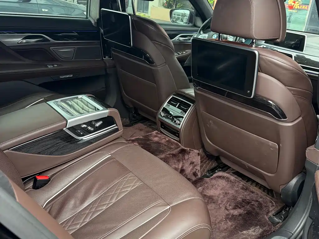 BMW 7 Series — миниатюра 6