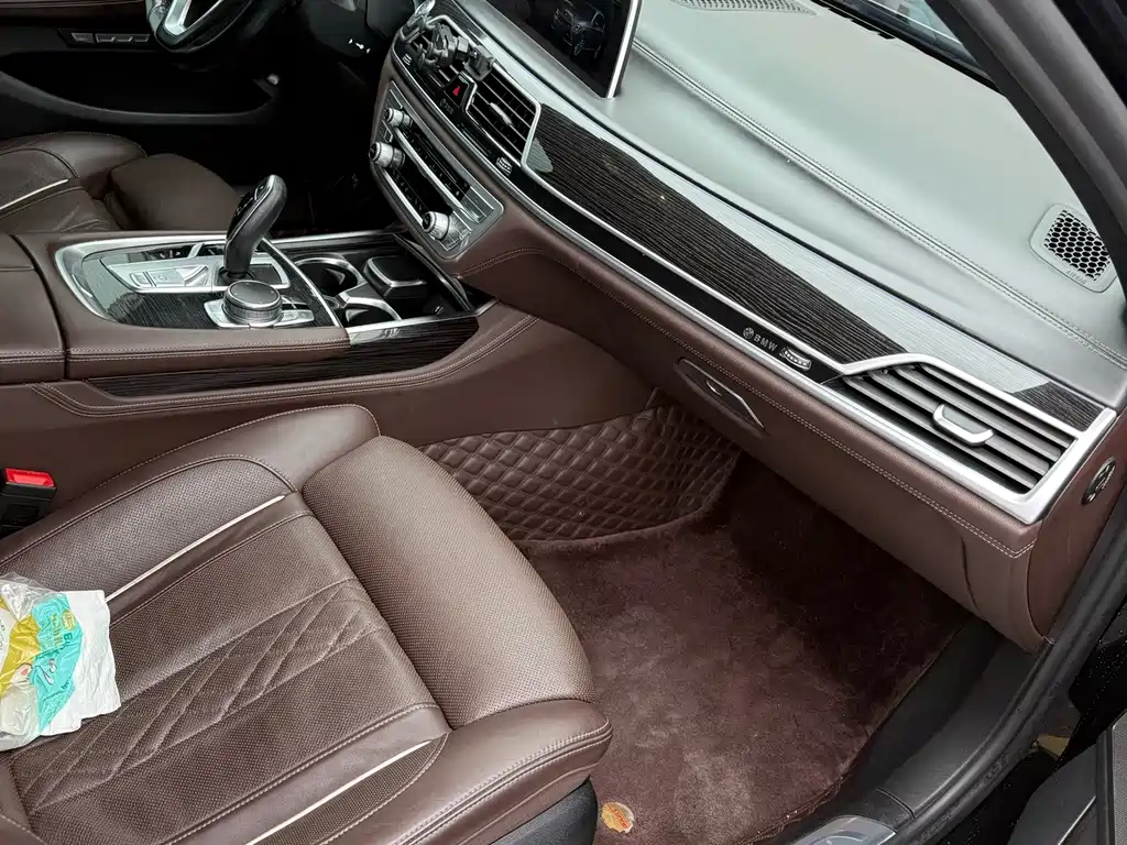 BMW 7 Series — миниатюра 8
