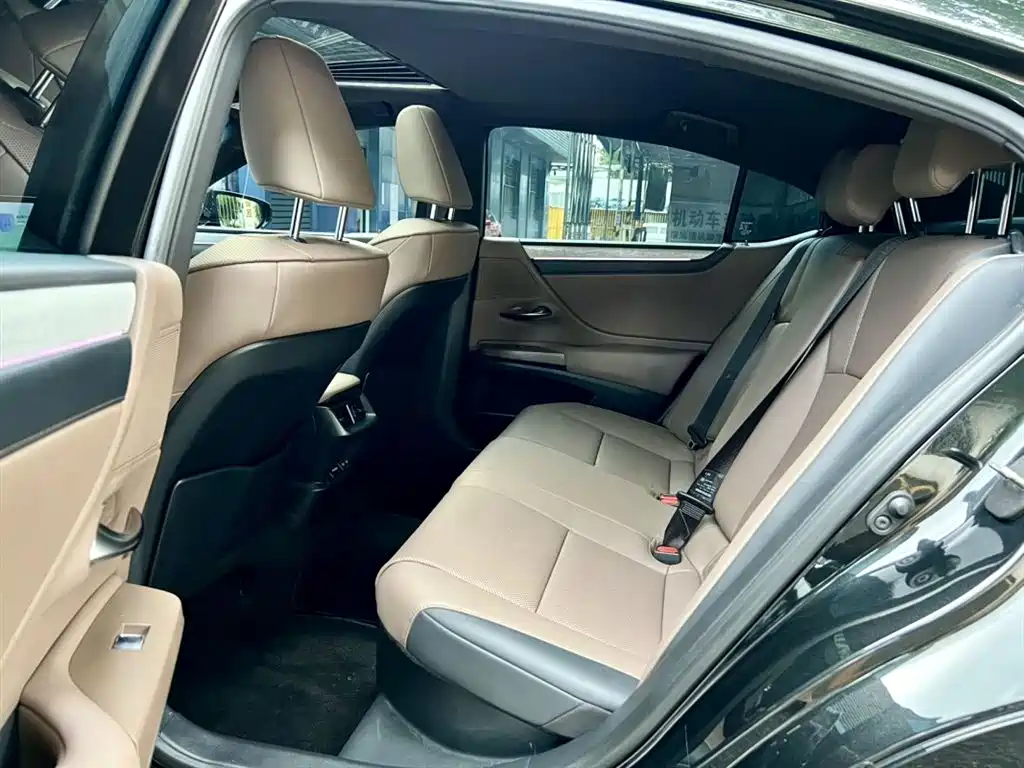 Lexus ES 2025 300h Premium