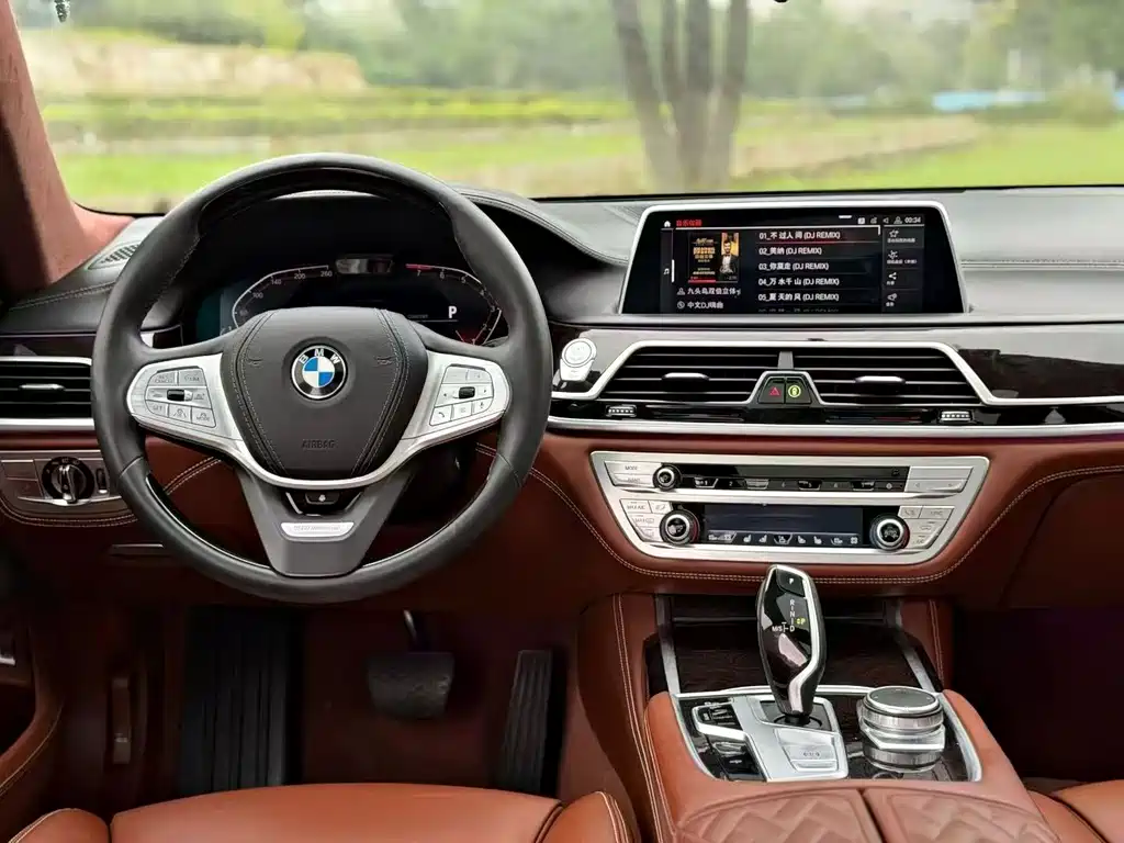 BMW 7 Series — миниатюра 6