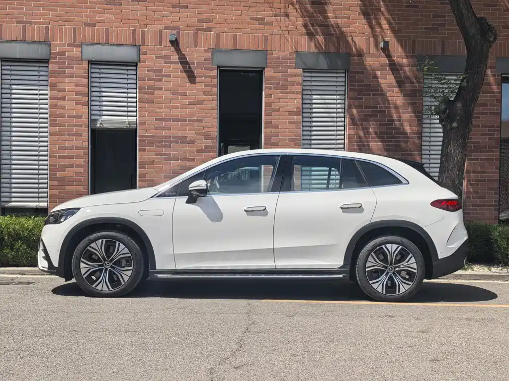 Mercedes-Benz EQE SUV — миниатюра 11