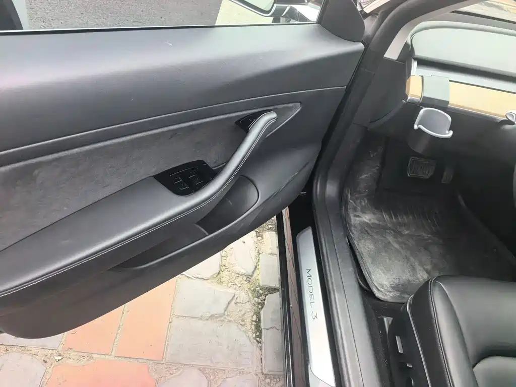 Tesla Model 3 — миниатюра 12