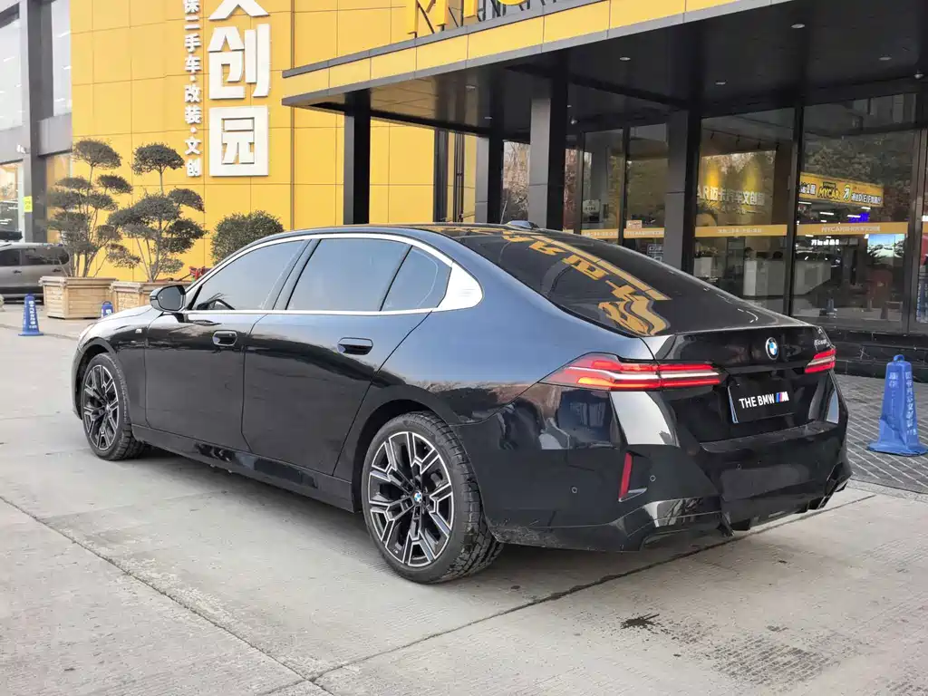 BMW 5 Series — миниатюра 5