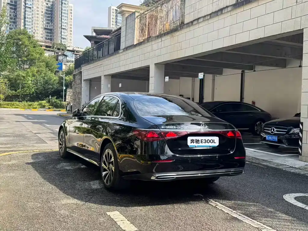 Mercedes-Benz E-Class — миниатюра 7