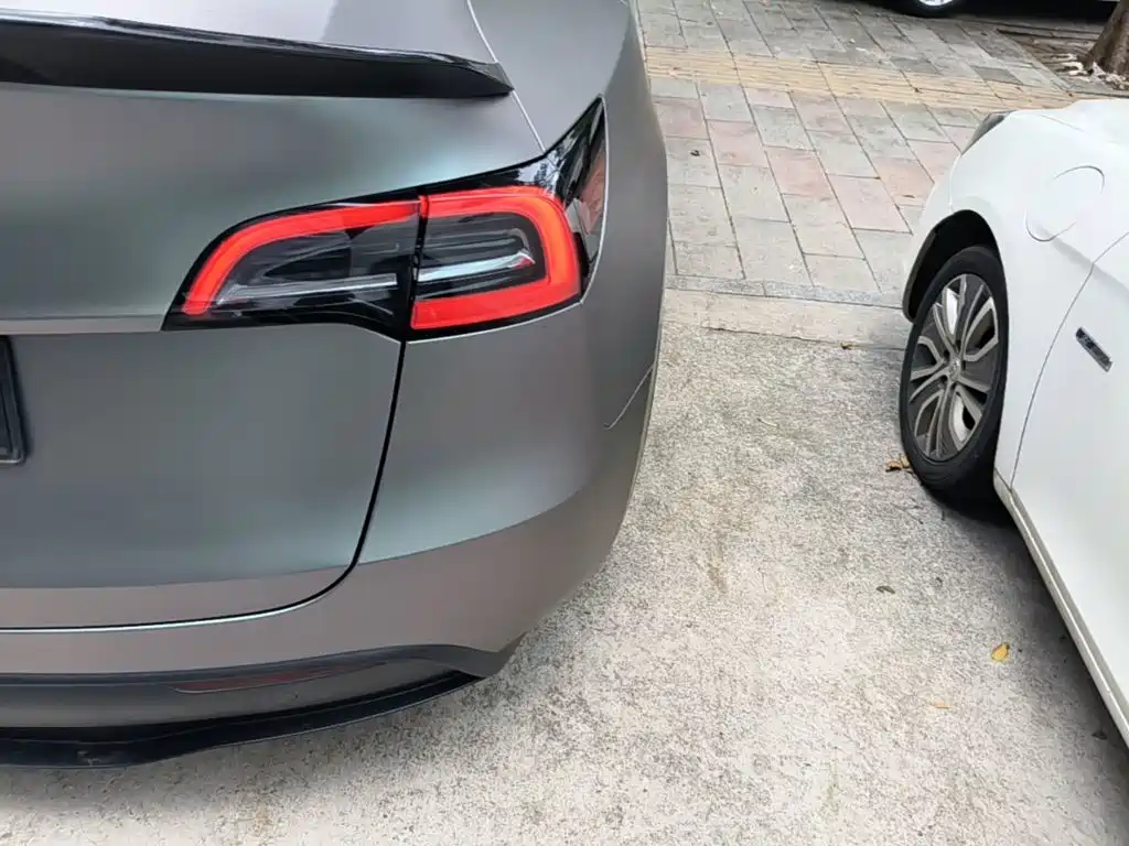 Tesla Model Y — миниатюра 8