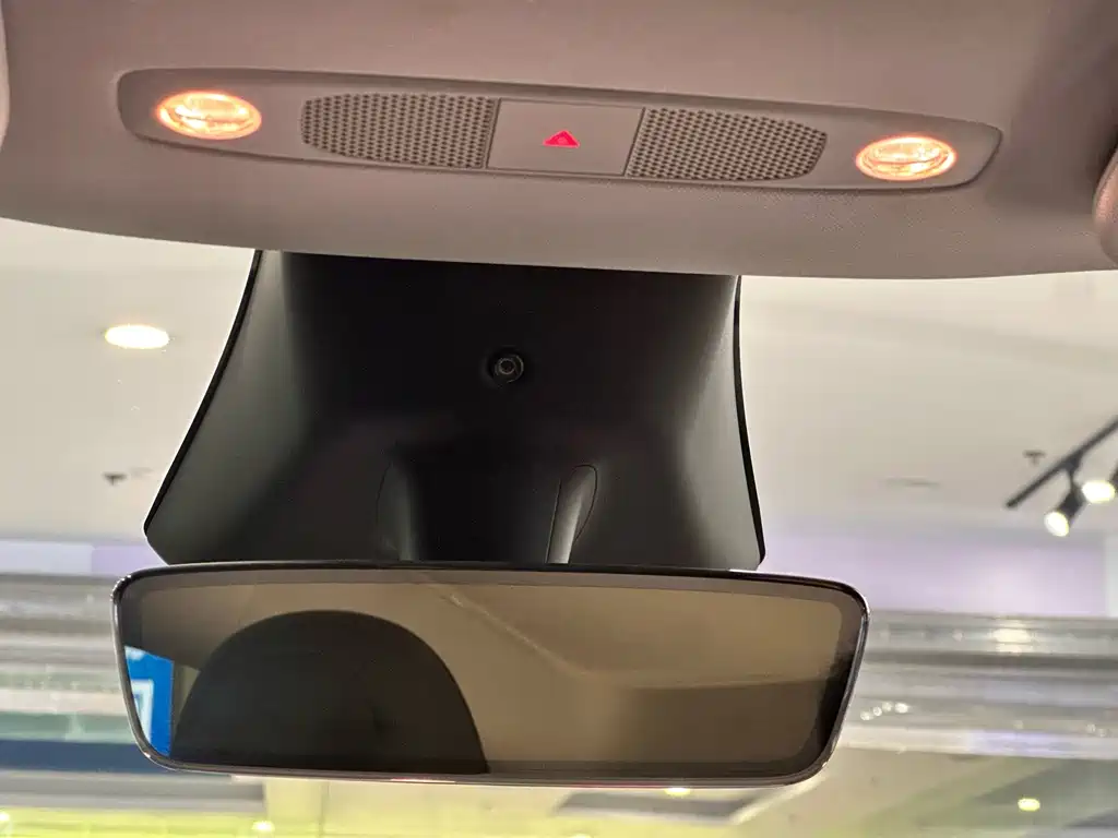 Tesla Model Y — миниатюра 13