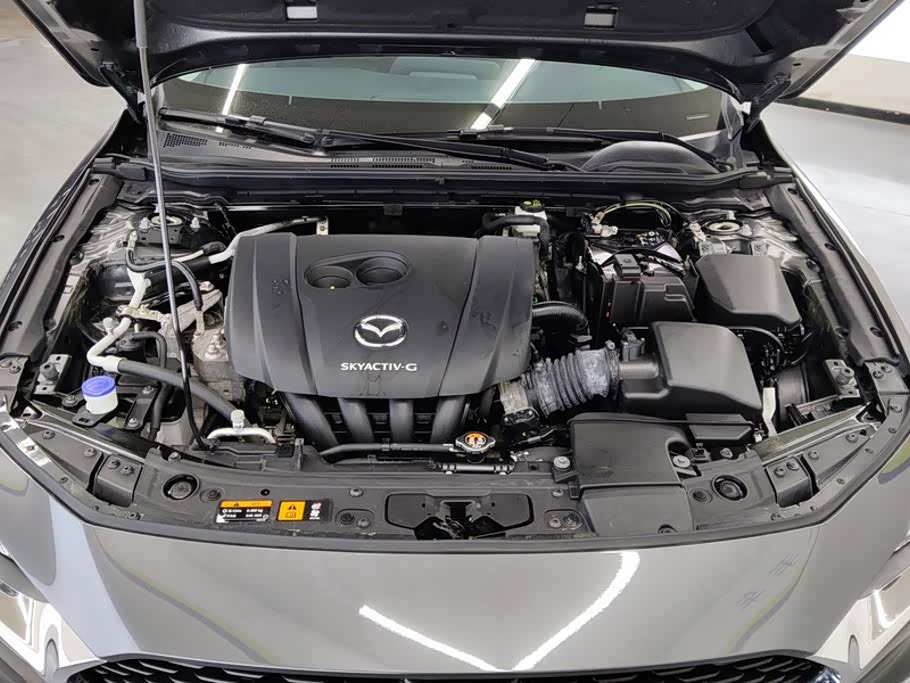 Mazda Mazda3 Axela 2.0 л 2022 г. Серебристо-серый, пробег 25500 км