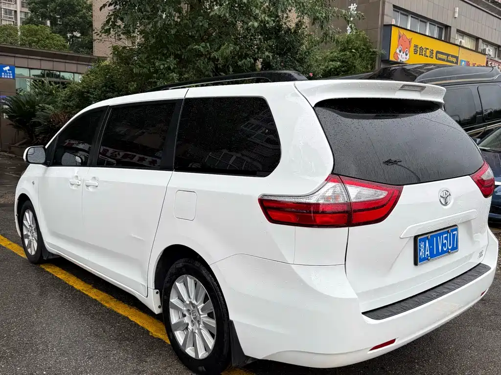 Toyota Sienna — миниатюра 3