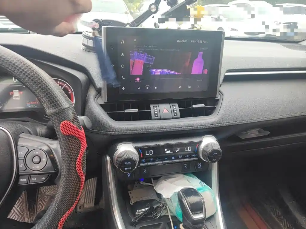 Toyota RAV4 — миниатюра 9