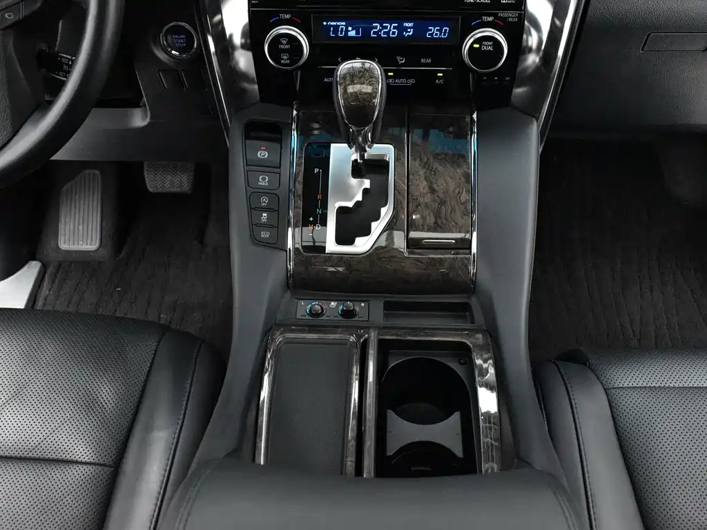 Toyota Alphard — миниатюра 8
