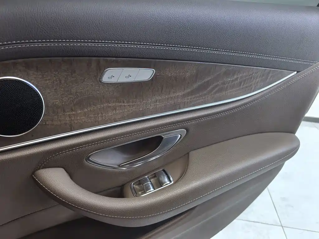 Mercedes-Benz E-Class — миниатюра 11