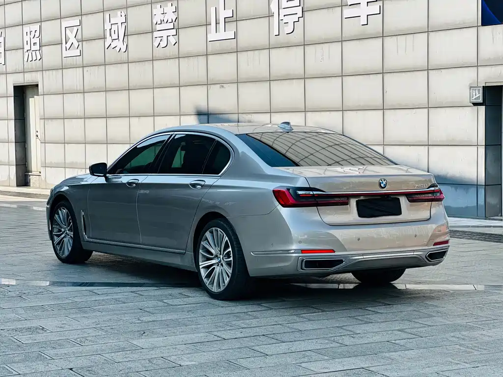 BMW 7 Series — миниатюра 11