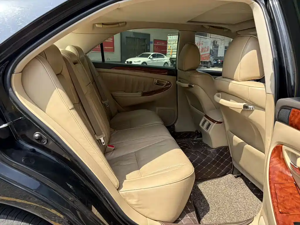 Toyota Crown — миниатюра 10