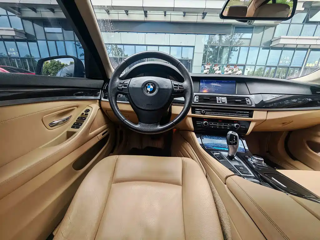 BMW 5 Series — миниатюра 8