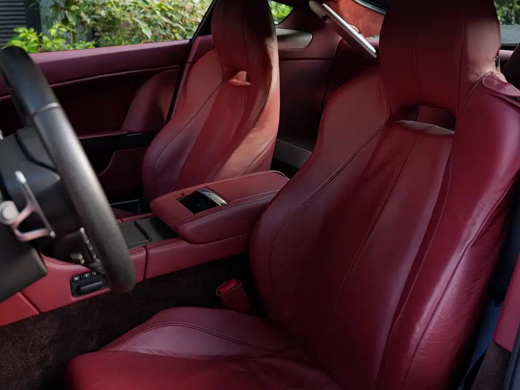 Aston Martin V8 Vantage — миниатюра 10