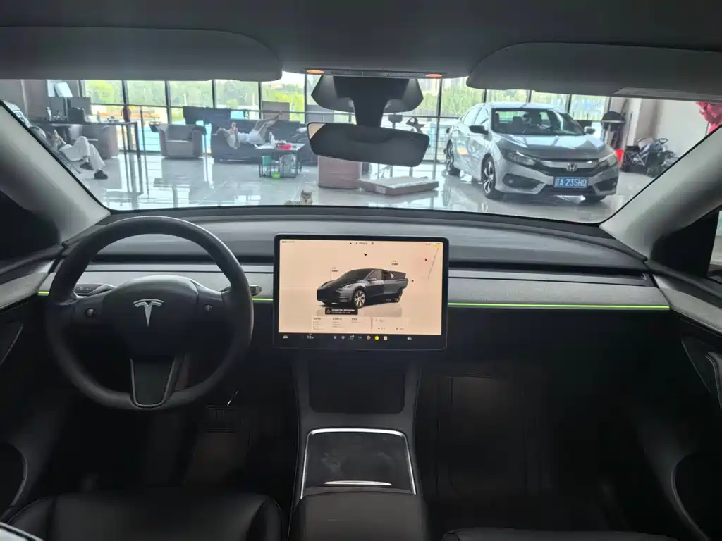 Tesla Model Y — миниатюра 20