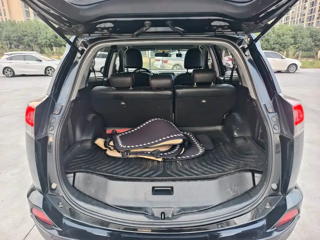 Toyota RAV4 — миниатюра 10