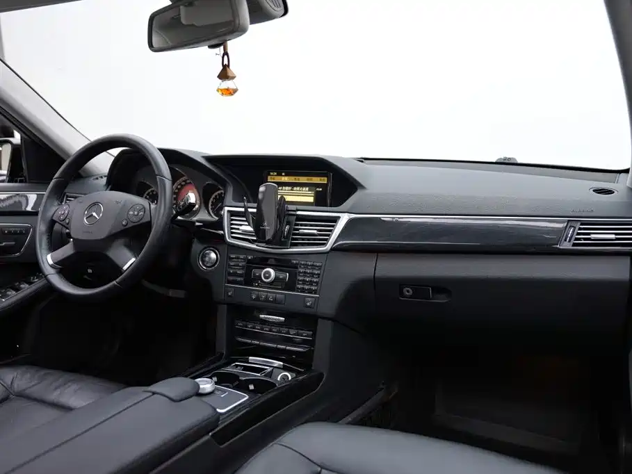 Mercedes-Benz E-Class — миниатюра 8