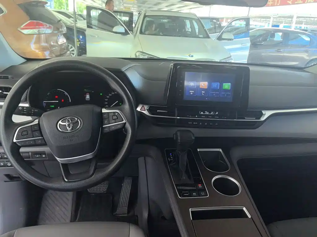 Toyota Granvia — миниатюра 6