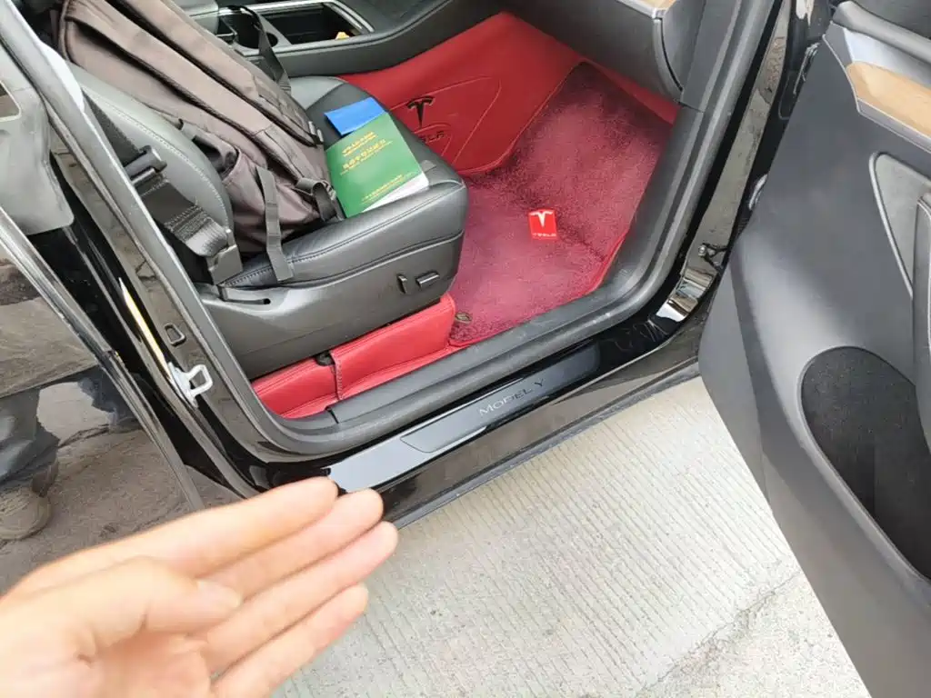 Tesla Model Y — миниатюра 9