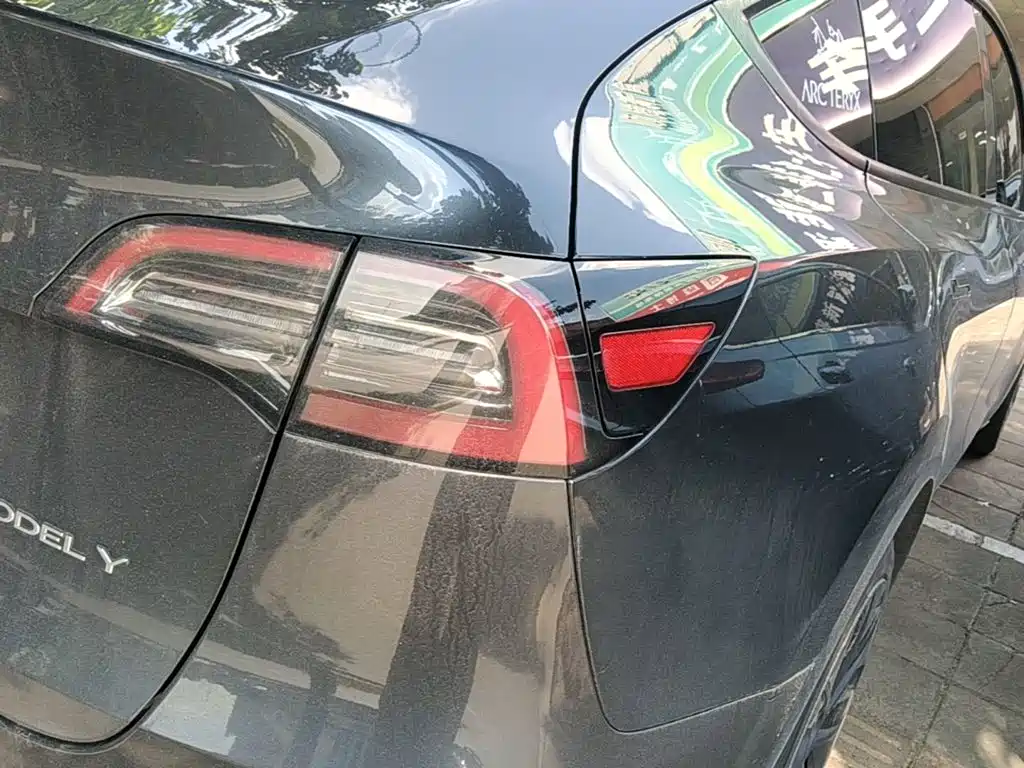 Tesla Model Y — миниатюра 8