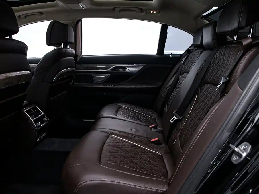 BMW 7 Series — миниатюра 17
