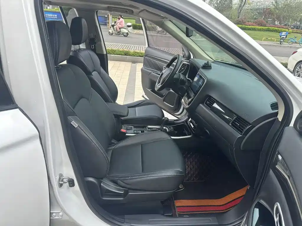 Mitsubishi Outlander — миниатюра 8