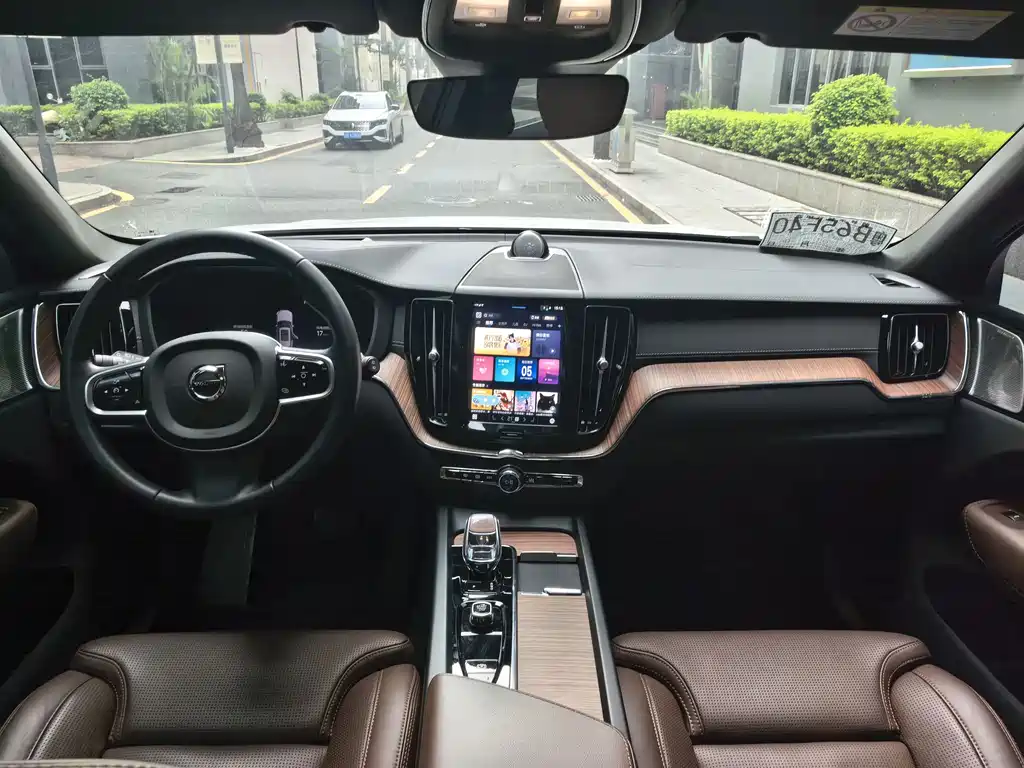 Volvo XC60 PHEV — миниатюра 8