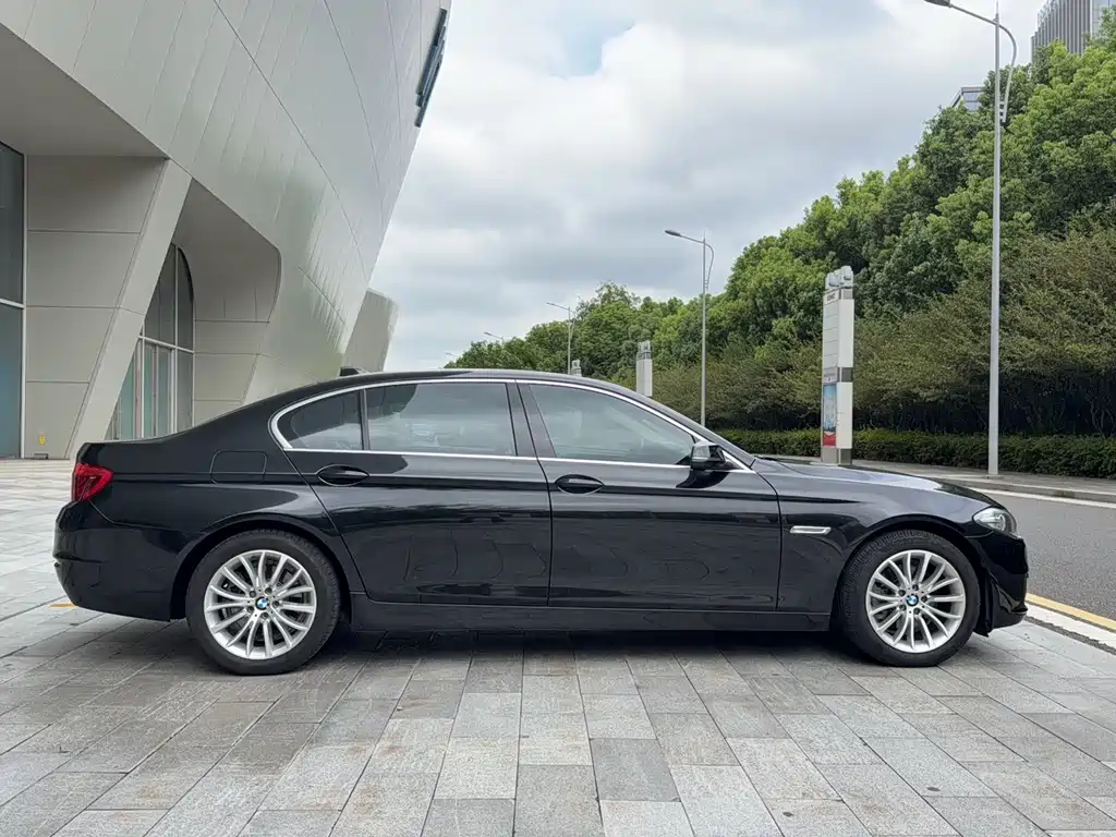 BMW 5 Series — миниатюра 4