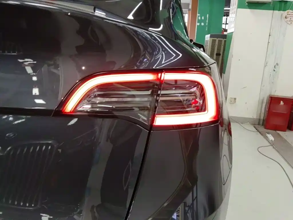 Tesla Model Y — миниатюра 8