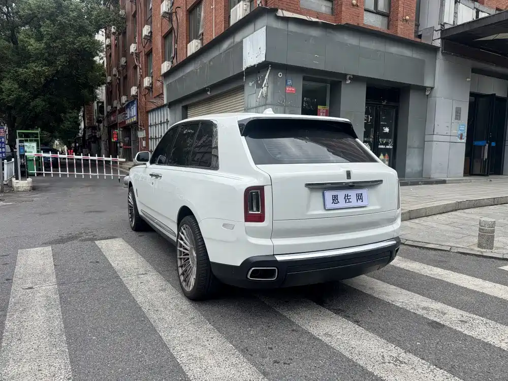 Rolls-Royce Cullinan — миниатюра 20