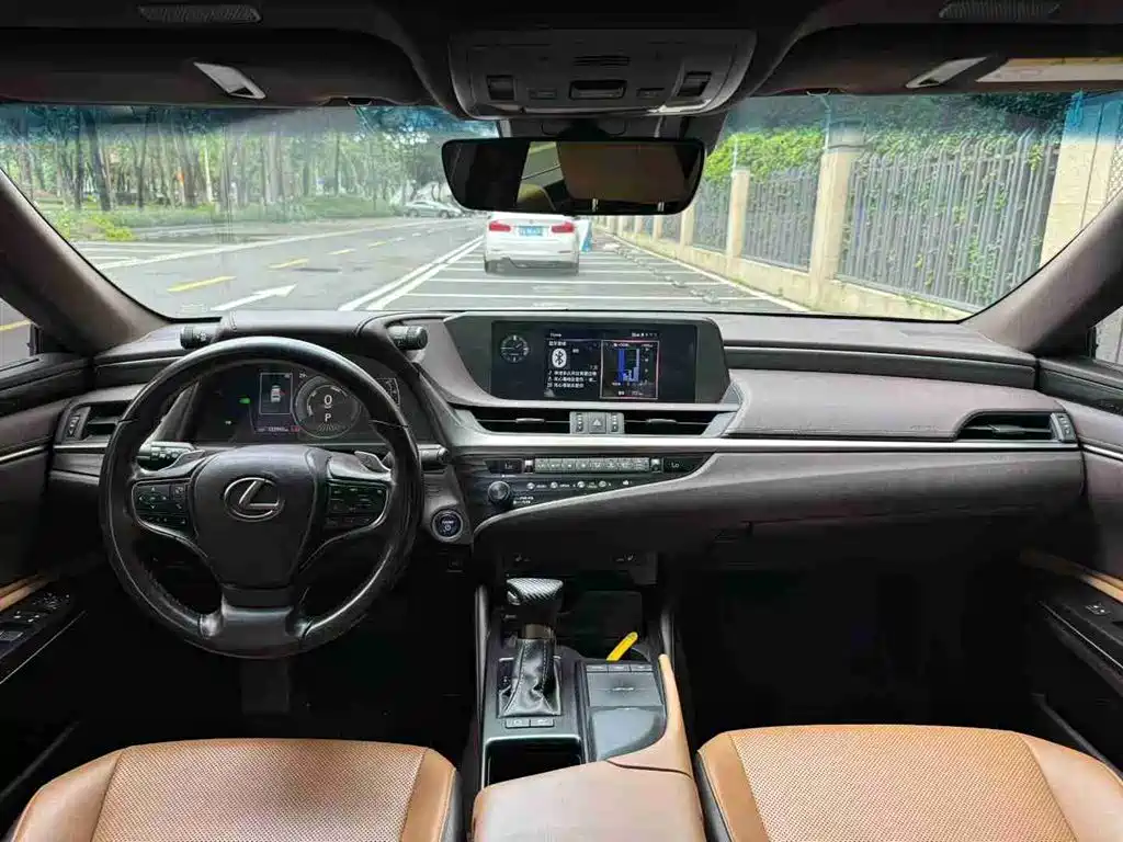 Lexus ES 2020 300h V