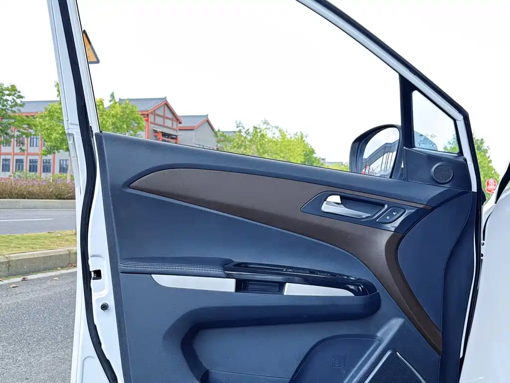 Haima Familia MPV — миниатюра 8