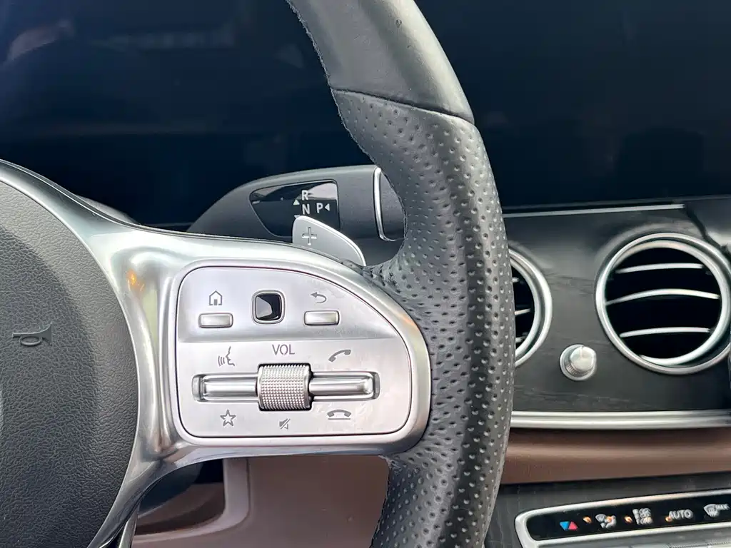 Mercedes-Benz E-Class — миниатюра 11