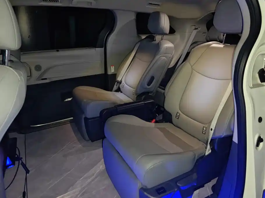 Toyota Granvia — миниатюра 11