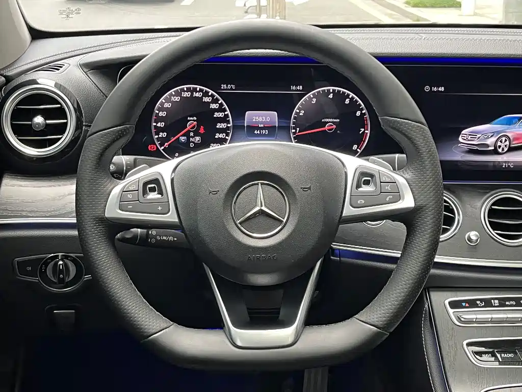 Mercedes-Benz E-Class — миниатюра 14